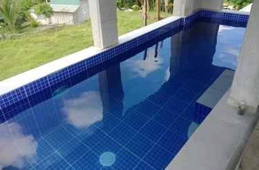 Kolam renang di dengan pemandangan padang rumput
