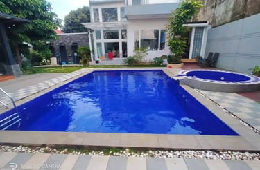 kolam renang dengan cahaya biru di malam hari