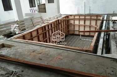 Kolam renang minimalis yang memiliki sekat untuk kolam renang anak.