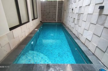 Kolam renang mewah overflow dengan finishing mozaik kuda laut