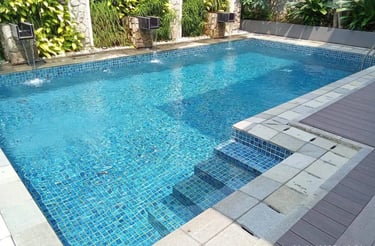 Kolam renang pribadi dengan finishing batu alam.