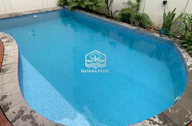 Batu alam pada kolam renang modern DayanaPool.