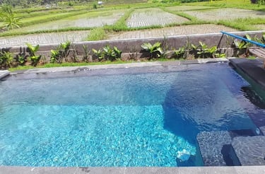 kolam renang terawat dengan air cristal clear