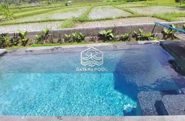 Kolam renang pribadi dengan finishing batu alam.