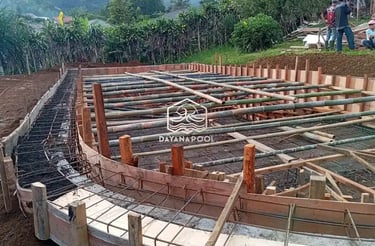 Tim DayanaPool sedang melakukan pengerjaan struktur beton bertulang untuk pembangunan kolam renang.