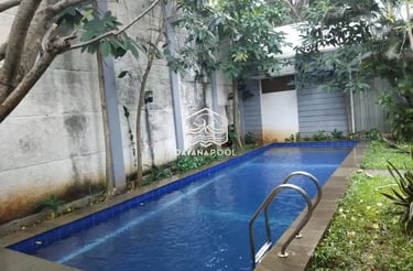 kolam renang dengan cahaya biru di malam hari