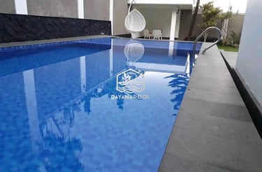 Kolam renang pribadi dengan finishing batu alam.