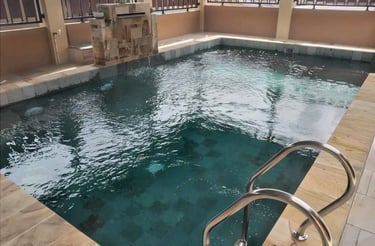kolam renang dengan cahaya biru di malam hari