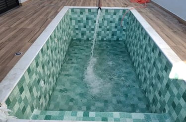 Kolam Jacuzzi minimalis dengan air hangat