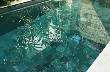 Kolam renang pribadi dengan finishing batu alam.
