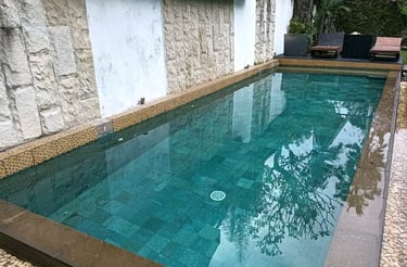 Kolam renang pribadi dengan finishing batu alam.
