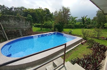 kolam renang mewah di kabupaten bandung dengan taman yang luas