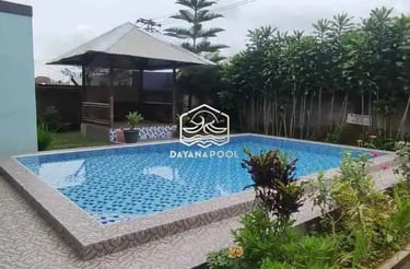 Kolam renang pribadi bergaya modern di Bandung, menciptakan suasana liburan setiap hari.