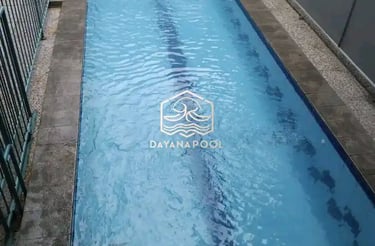 Kolam renang pribadi dengan finishing batu alam.