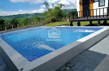 kolam renang dengan cahaya biru di malam hari