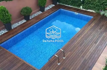 Kolam renang pribadi dengan finishing batu alam.
