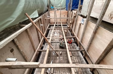 Tim DayanaPool sedang melakukan pengerjaan struktur beton bertulang untuk pembangunan kolam renang.