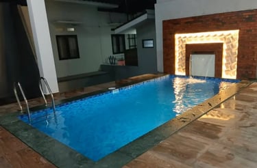 kolam renang dengan cahaya biru di malam hari
