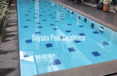 Kolam renang pribadi dengan finishing batu alam.