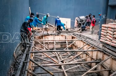 Tim DayanaPool sedang melakukan pengerjaan struktur beton bertulang untuk pembangunan kolam renang.
