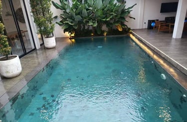 1.	Kolam renang pribadi dengan finishing batu alam.