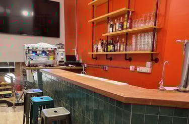 Sala interior acogedora para vivir todos los eventos deportivos entre amigos en pantallas gigantes