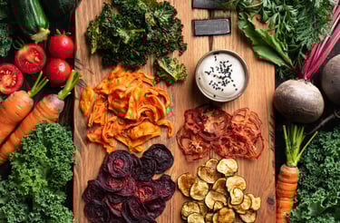 Tabla de madera con vegetales deshidratados como zanahoria, remolacha, tomates, berenjenas y otros