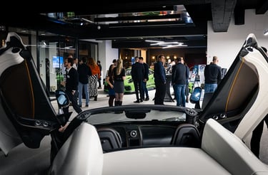 Cocktail d’entreprise dans un showroom de voitures à Luxembourg avec ambiance networking et invités.