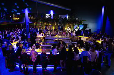 Soirée d’entreprise au bar Chouchou à Luxembourg avec ambiance festive et nombreux invités.