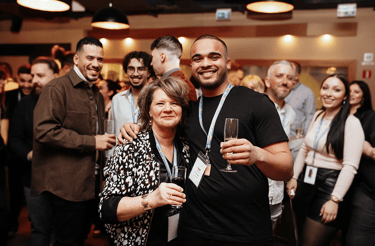 Invités souriants lors d’une soirée d’entreprise conviviale à Luxembourg, ambiance cocktail.