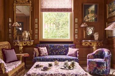 Un salon richement décoré avec des meubles sophistiqués et une fenêtre apportant de la clarté