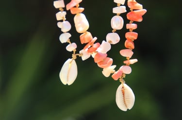 Colliers ras de cou colorés avec pierres, coquillages (cauris) et perles de culture