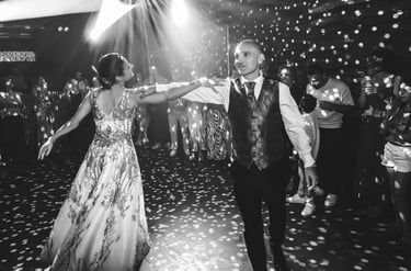 Celebración de boda en Barcelona, fotografía de fiesta y baile con equipo profesional.