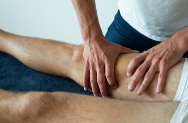Massage bien-être, professionnel du massage, deux mains pour massage , soulagement douleurs