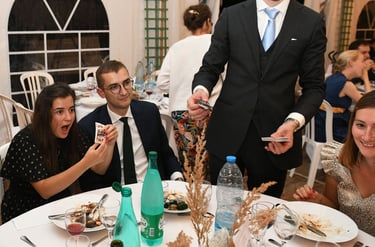 spectatrice qui tient avec une carte