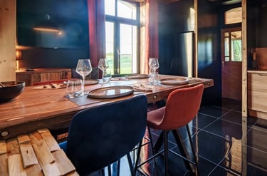 diner aux chandelles dans cuisine style bistrot chic