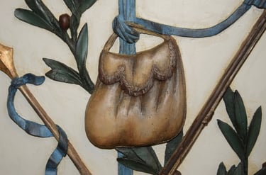 Détails de la restauration des peintures d'une armoire sculptée, datée fin révolution.