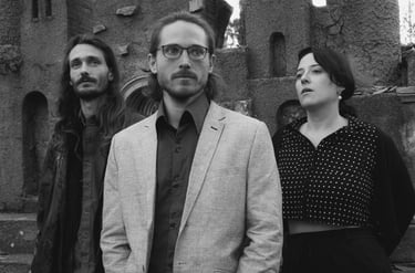 photographie de groupe du trio du jazz Artefact en noir et blanc