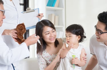 familia no consultorio medico para vacinaçao