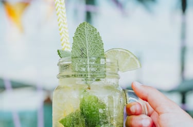 Cóctel refrescante mojito con lima y hierbabuena servido en tarro de cristal en Santa Lola