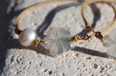 Collier ou bracelets a base de perles de culture, et de fleurs en nacre