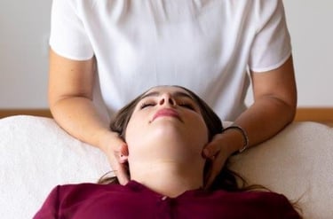 Hannelore führt Craniosacrale Körperarbeit aus