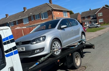 alt="Recovery truck assisting with accident-damaged car in Evesham"