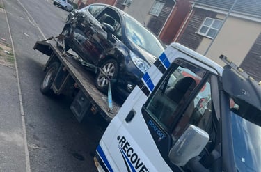 alt="Breakdown recovery truck assisting stranded driver in Droitwich"
