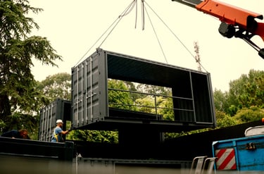 Instalación de módulo de construcción modular mediante grúa en obra