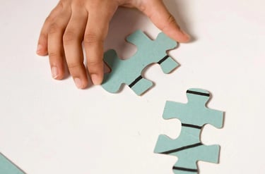 main qui fait un puzzle