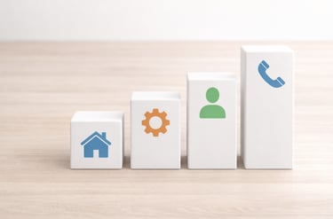 Mājaslapas struktūras vizualizācija ar četrām galvenajām sadaļām uz baltiem blokiem