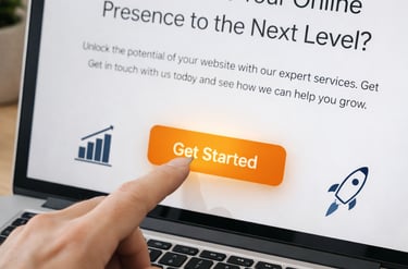 Pirksts nospiež mājaslapas CTA pogu uz laptopa ekrāna – aicinājums uz darbību mājaslapā