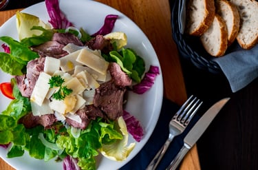 Tagliata Steak Salat mit Parmesan, grünen Blättern und Brot