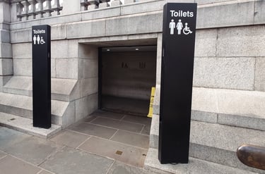 entrada de banheiros públicos próximos à Trafalgar Square em Londres com sinalização acessível